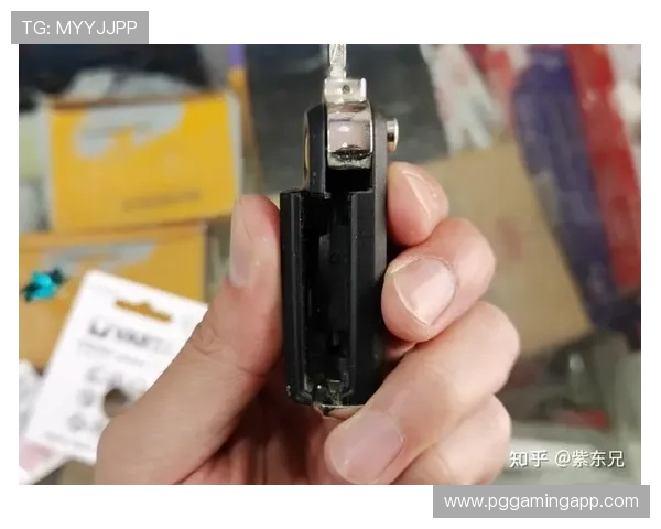PG2电池更换教程，教你一步步轻松完成手柄电池的拆装与安装
